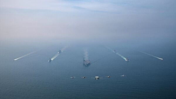 Авианосец ВМС США класса Нимиц USS Abraham Lincoln возглавляет ударную группу в Аравийском море. Архивное фото  - Sputnik Южная Осетия