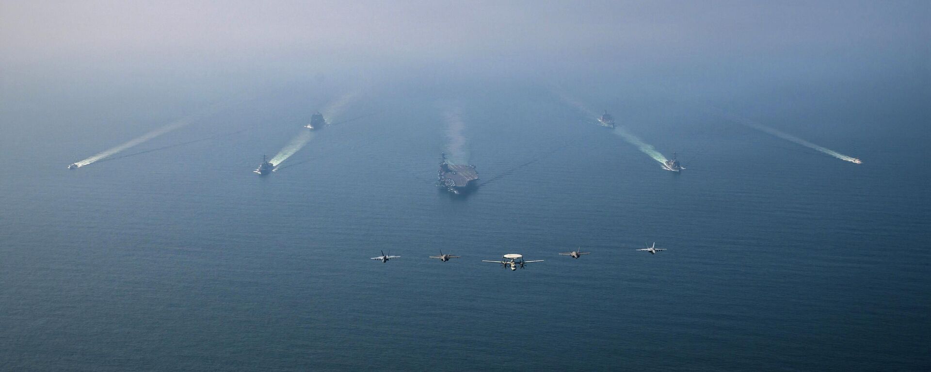 Авианосец ВМС США класса Нимиц USS Abraham Lincoln возглавляет ударную группу в Аравийском море. Архивное фото  - Sputnik Южная Осетия, 1920, 26.02.2026