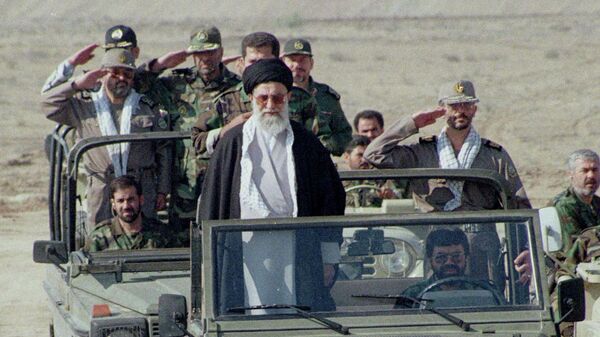 Верховный лидер Ирана аятолла Али Хаменеи с иранскими военными. Архивное фото  - Sputnik Южная Осетия