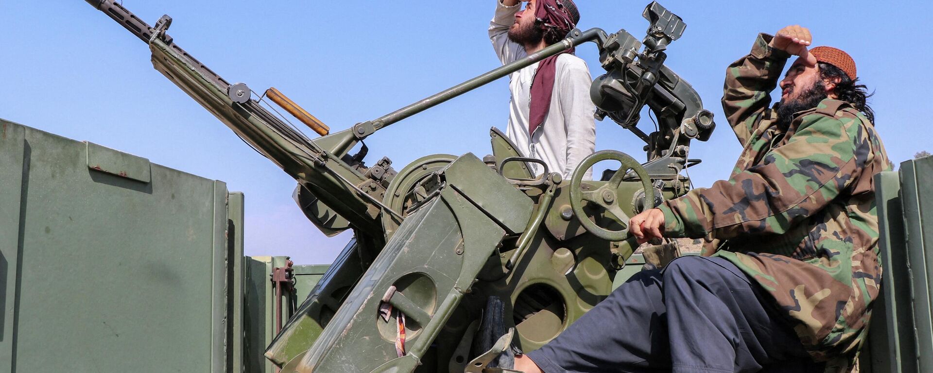 Солдаты Талибана сидят рядом с зенитным орудием, высматривая пакистанские истребители, в провинции Хост, Афганистан - Sputnik Южная Осетия, 1920, 27.02.2026