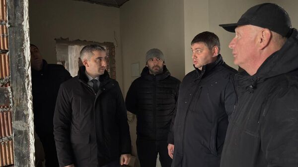 Премьер РЮО Дзамболат Тадтаев проинспектировал строительство многоквартирного жилого дома на улице Осетинская в Цхинвале. - Sputnik Южная Осетия