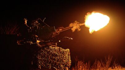 Военнослужащий ведет огонь из зенитной установки ЗУ-23. Архивное фото 