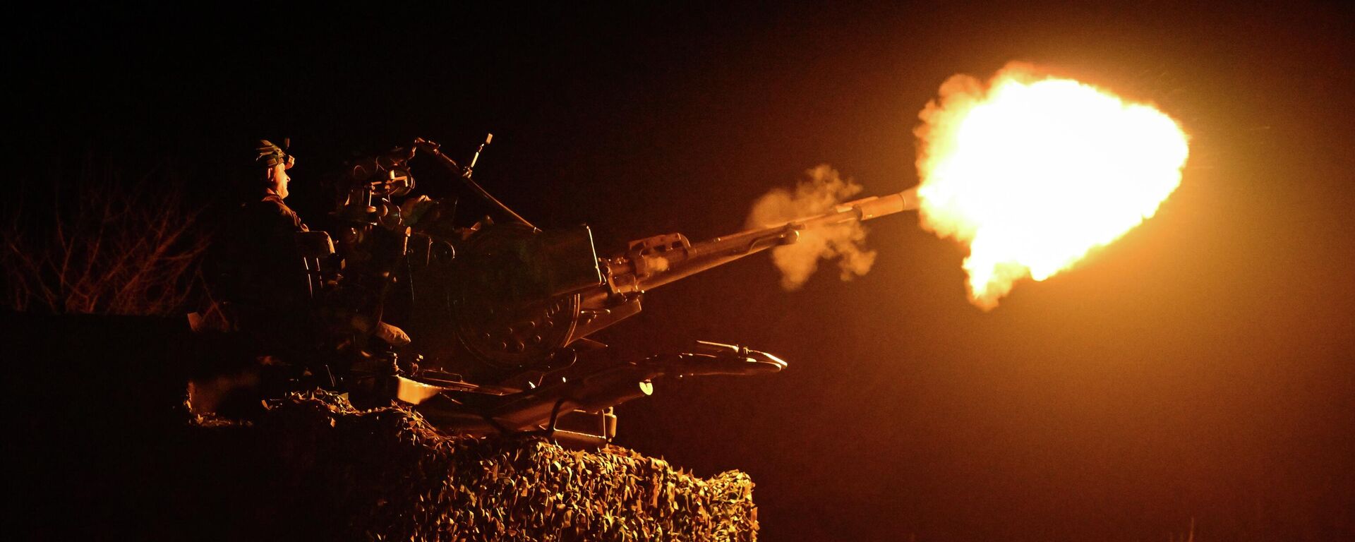 Военнослужащий ведет огонь из зенитной установки ЗУ-23. Архивное фото  - Sputnik Южная Осетия, 1920, 02.03.2026