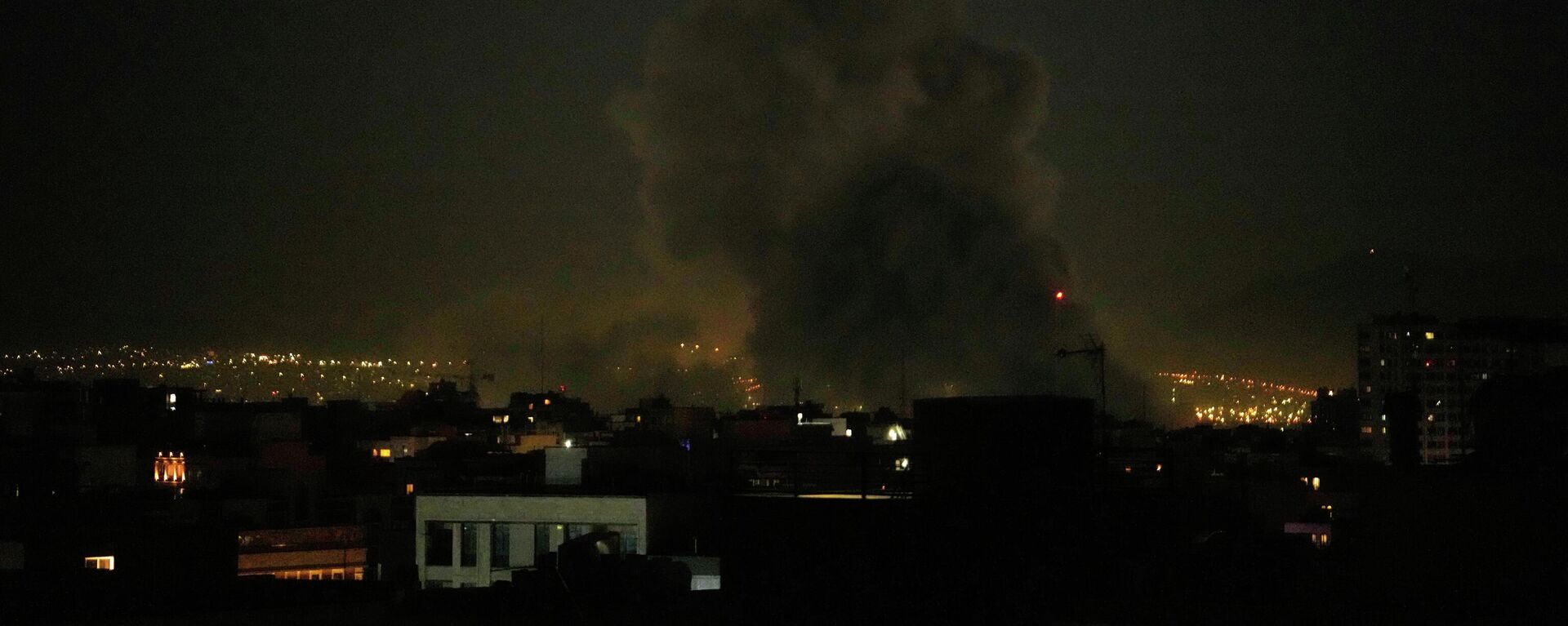 Столб дыма поднимается над Тегераном, Иран - Sputnik Южная Осетия, 1920, 03.03.2026