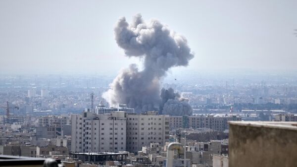 Столб дыма поднимается над Тегераном, Иран - Sputnik Южная Осетия