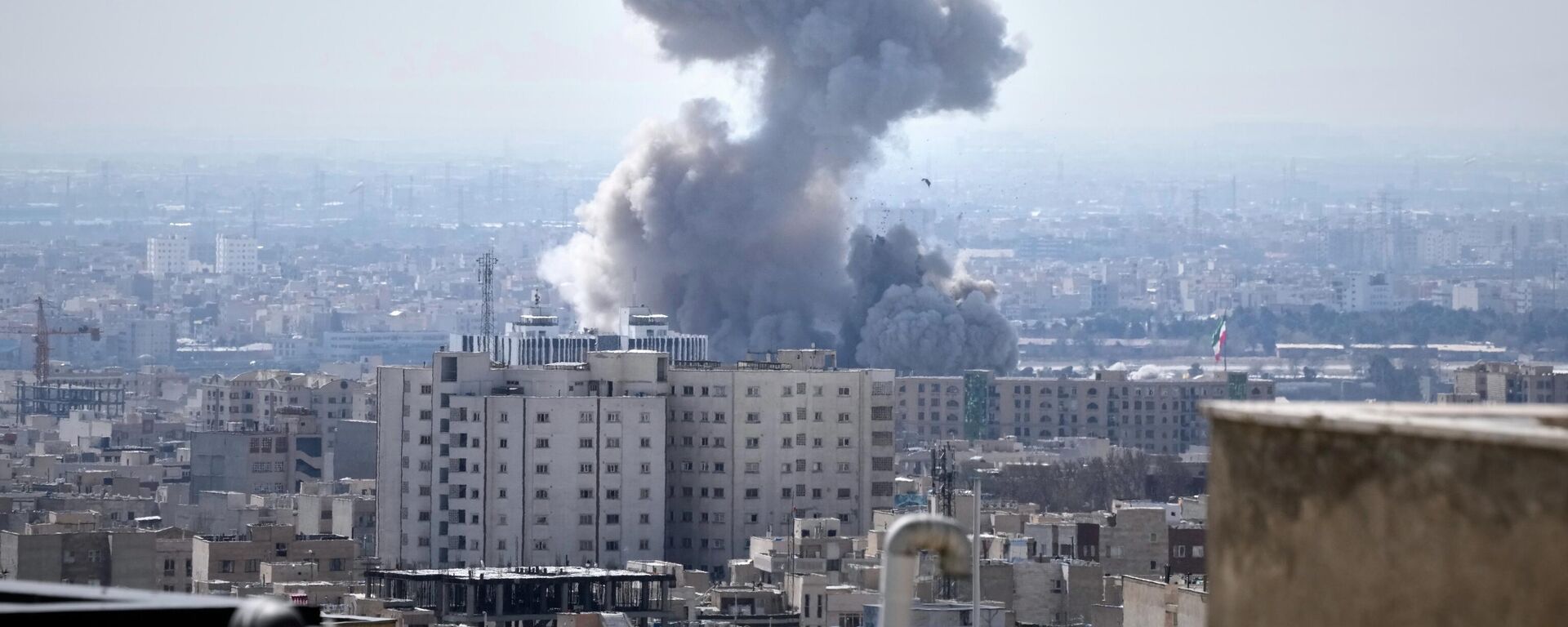 Столб дыма поднимается над Тегераном, Иран - Sputnik Южная Осетия, 1920, 02.03.2026