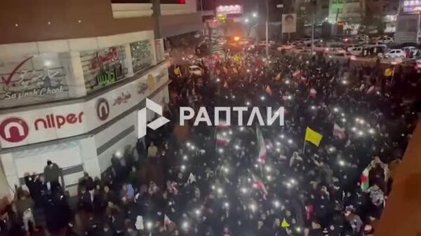 Тысячи людей по всему Ирану вышли на улицы, чтобы оплакать смерть верховного лидера Али Хаменеи - Sputnik Южная Осетия