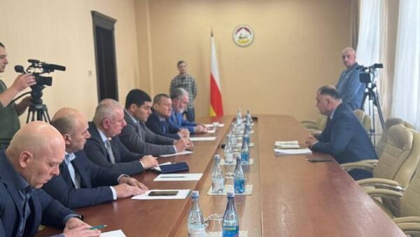 Все точки над и: фрагмент видео со встречи президента с фракцией Единая Осетия - Sputnik Хуссар Ирыстон