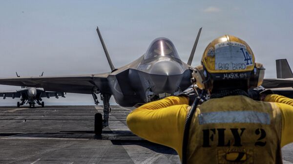 Американский истребитель F-35C готовится к взлету с палубы авианосца класса Нимиц в рамках операции против Ирана - Sputnik Южная Осетия