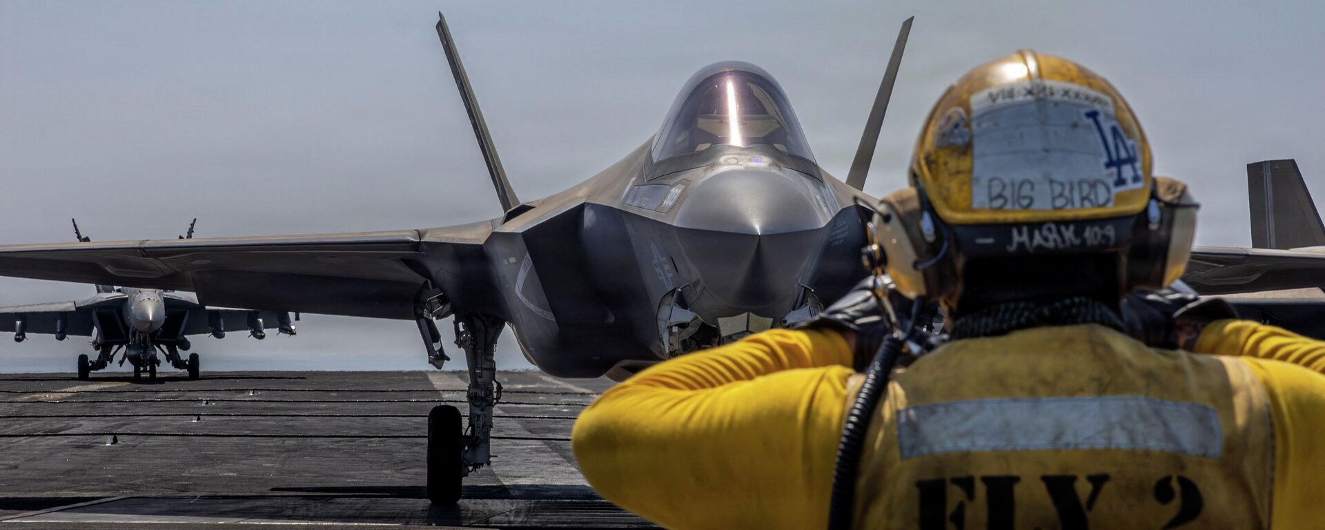 Американский истребитель F-35C готовится к взлету с палубы авианосца класса Нимиц в рамках операции против Ирана - Sputnik Южная Осетия, 1920, 05.03.2026