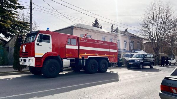 Пожарные на месте возгорания в частном доме в Цхинвале  - Sputnik Южная Осетия