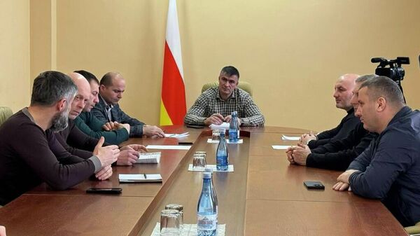 Заседание парламентского Комитета по промышленности, связи, транспорту и природным ресурсам - Sputnik Южная Осетия