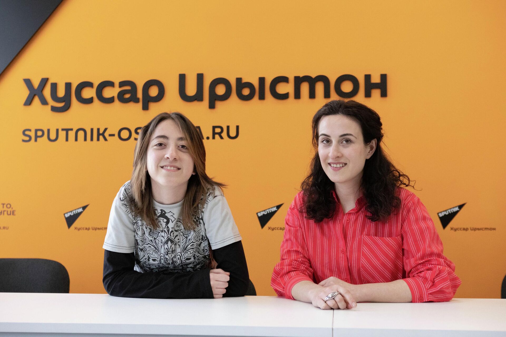 Нина Джиоева и Зарина Техова  - Sputnik Южная Осетия, 1920, 08.03.2026