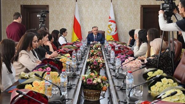 Президент Южной Осетии Алан Гаглоев вручил госнаграды женщинам к Международному женскому дню - Sputnik Южная Осетия