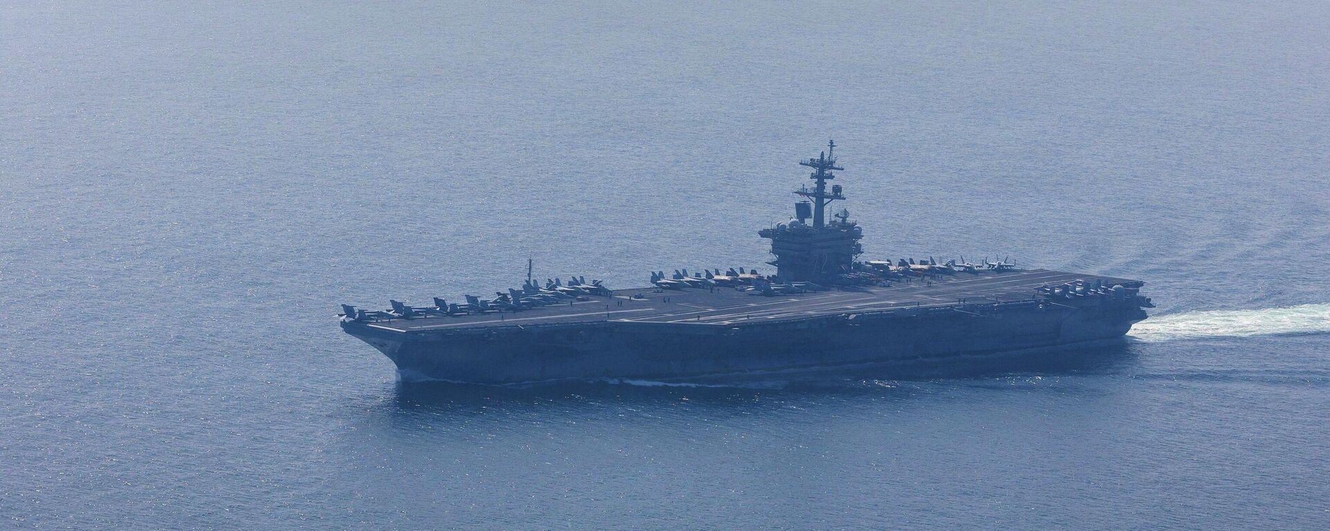 Американский авианосец Авраам Линкольн и эсминец Арли Берк в Аравийском море. Архивное фото    - Sputnik Южная Осетия, 1920, 13.03.2026