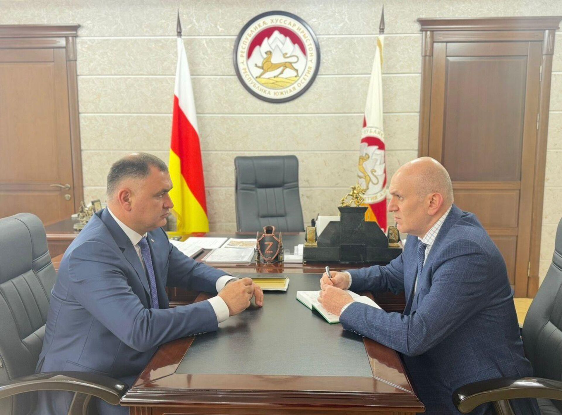 Президент РЮО Алан Гаглоев и глава МИД РЮО Ахсар Джиоев - Sputnik Южная Осетия, 1920, 13.03.2026