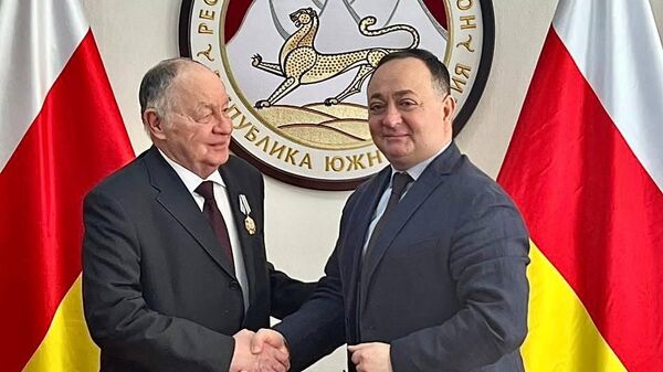 Валерий Кеняйкин и Знаур Гассиев - Sputnik Южная Осетия