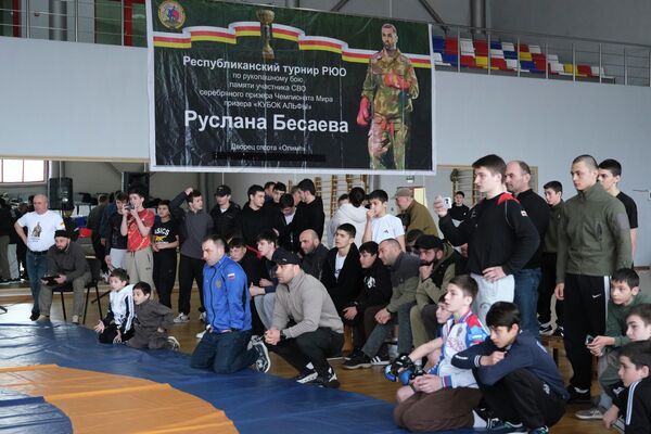 Болельщики на турнире по рукопашному бою памяти участника СВО Руслана Бесаева - Sputnik Южная Осетия