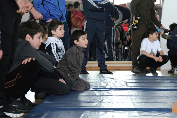 Болельщики на турнире по рукопашному бою памяти участника СВО Руслана Бесаева - Sputnik Южная Осетия