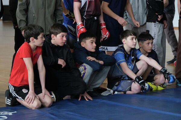 Болельщики на турнире по рукопашному бою памяти участника СВО Руслана Бесаева - Sputnik Южная Осетия