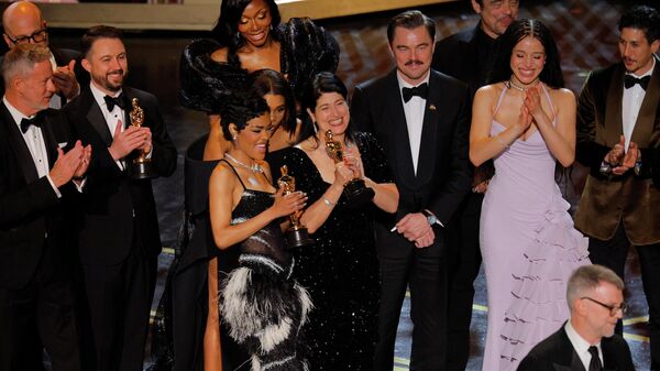 Актеры слушают, как режиссер Пол Томас Андерсон принимает премию Оскар за лучший фильм во время церемонии вручения 98-й премии Академии киноискусств в Голливуде - Sputnik Южная Осетия