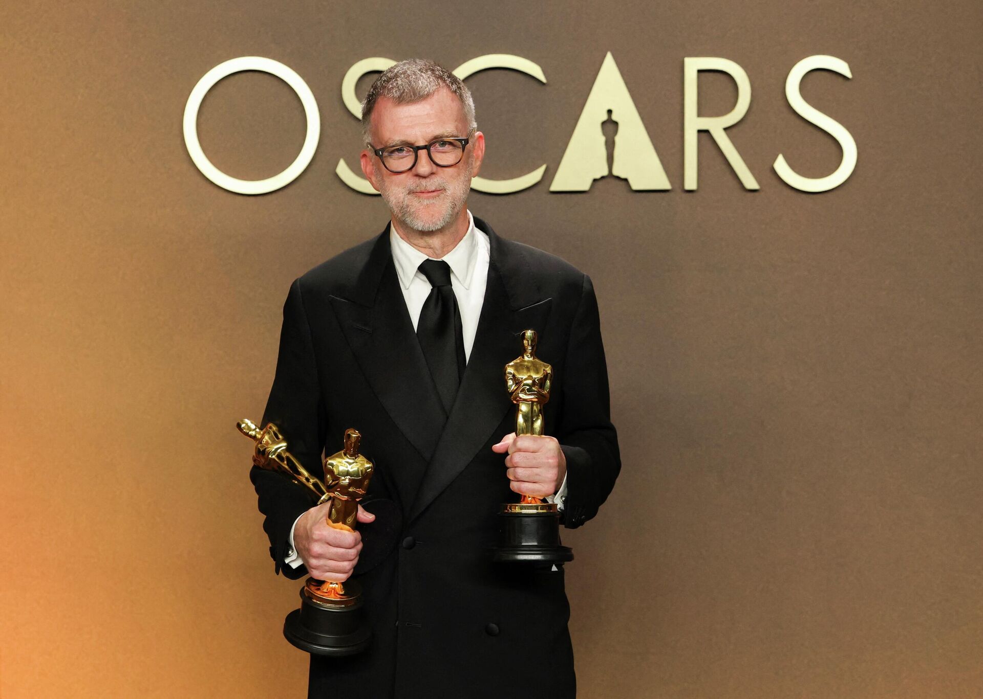 Пол Томас Андерсон с наградами Оскар за лучший адаптированный сценарий, лучшую режиссуру и лучший фильм Битва за битвой  - Sputnik Южная Осетия, 1920, 16.03.2026