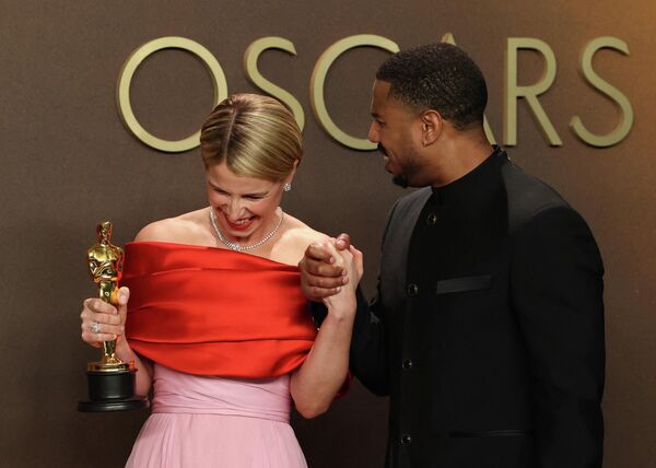 Актриса Джесси Бакли и актер Майкл Б. Джордан на церемонии вручения наград 98-й премии "Оскар" в Лос-Анджелесе Актриса Джесси Бакли и актер Майкл Б. Джордан на церемонии вручения наград 98-й премии "Оскар" в Лос-Анджелесе - Sputnik Южная Осетия