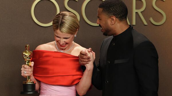 Актриса Джесси Бакли и актер Майкл Б. Джордан на церемонии вручения наград 98-й премии  Оскар  в Лос-Анджелесе - Sputnik Южная Осетия
