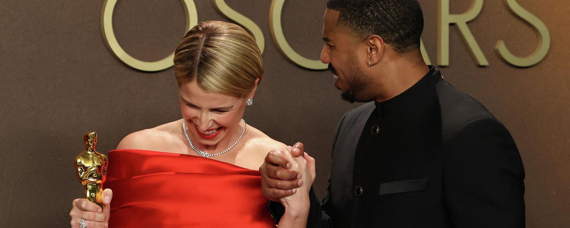 Актриса Джесси Бакли и актер Майкл Б. Джордан на церемонии вручения наград 98-й премии  Оскар  в Лос-Анджелесе - Sputnik Южная Осетия, 1920, 16.03.2026