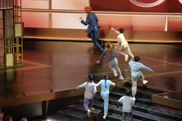 Дети бегут за ведущим Конаном О'Брайеном, одетым в костюм Глэдис Лилли из фильма "Оружие", во время церемонии вручения премии "Оскар" в Лос-Анджелесе Дети бегут за ведущим Конаном О'Брайеном, одетым в костюм Глэдис Лилли из фильма "Оружие", во время церемонии вручения премии "Оскар" в Лос-Анджелесе - Sputnik Южная Осетия