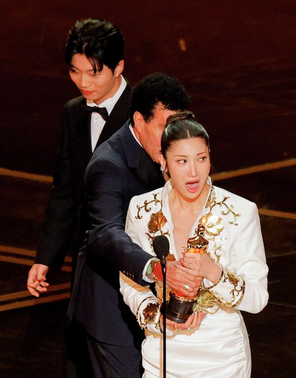 EJAE реагирует на то, как она, Марк Зонненблик, Чжун Гю Квак, Ю Хан Ли, Хи Дон Нам, Чон Хун Со и Тедди Пак получают премию "Оскар" за лучшую оригинальную песню "Golden" из фильма "Кей-поп-охотницы на демонов" во время 98-й церемонии вручения премии "Оскар" в Голливуде, США EJAE реагирует на то, как она, Марк Зонненблик, Чжун Гю Квак, Ю Хан Ли, Хи Дон Нам, Чон Хун Со и Тедди Пак получают премию "Оскар" за лучшую оригинальную песню "Golden" из фильма "Кей-поп-охотницы на демонов" во время 98-й церемонии вручения премии "Оскар" в Голливуде, США - Sputnik Южная Осетия