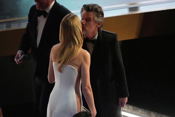 Гвинет Пэлтроу и Итан Хоук во время церемонии вручения премии "Оскар" в Лос-Анджелесе, США Гвинет Пэлтроу и Итан Хоук во время церемонии вручения премии "Оскар" в Лос-Анджелесе, США - Sputnik Южная Осетия