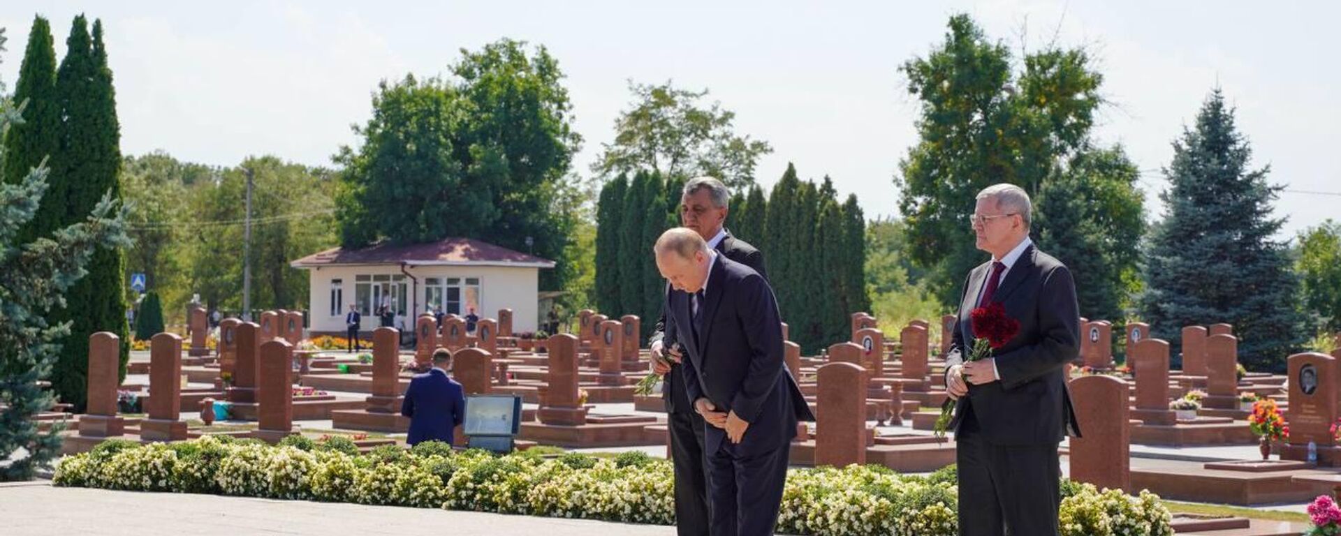 Президент России Владимир Путин во время возложения цветов на мемориальном кладбище Город ангелов - Sputnik Южная Осетия, 1920, 16.03.2026