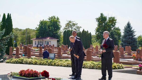 Президент России Владимир Путин во время возложения цветов на мемориальном кладбище Город ангелов - Sputnik Южная Осетия