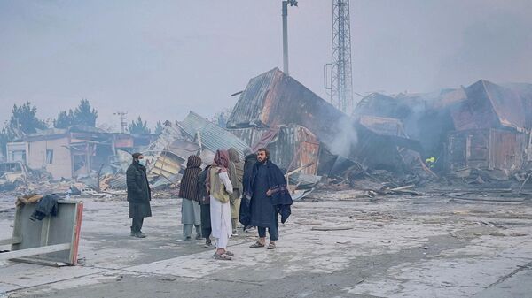 Люди стоят рядом с реабилитационной больницей для наркозависимых, разрушенной, по утверждению талибов, в результате авиаудара пакистанских войск в Кабуле - Sputnik Южная Осетия