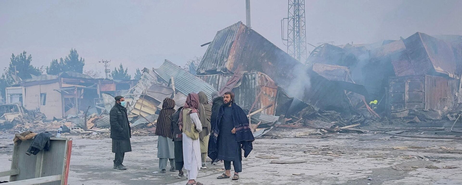 Люди стоят рядом с реабилитационной больницей для наркозависимых, разрушенной, по утверждению талибов, в результате авиаудара пакистанских войск в Кабуле - Sputnik Южная Осетия, 1920, 17.03.2026