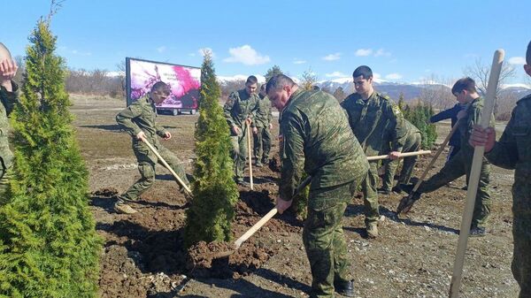 Курсанты кадетской школы посадили деревья в память о жертвах Ередской трагедии - Sputnik Южная Осетия
