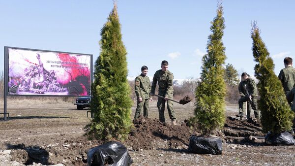 Курсанты кадетской школы посадили деревья в память о жертвах Ередской трагедии - Sputnik Южная Осетия