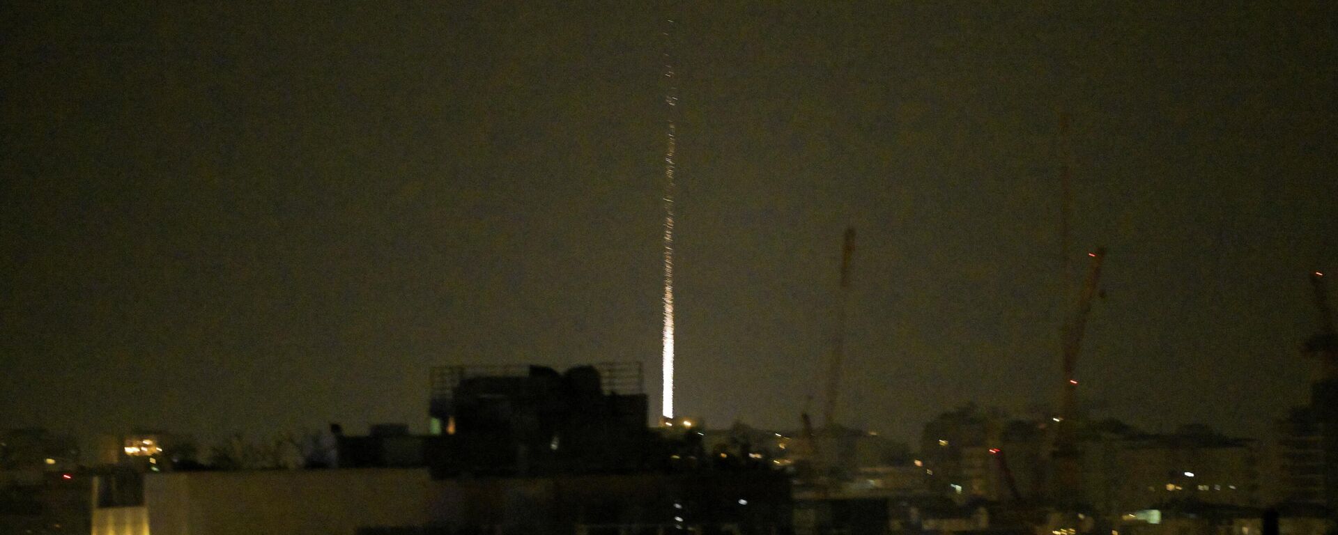 Иранская ракета упала на территорию Израиля на фоне американо-израильского конфликта с Ираном. Вид из Тель-Авива, Израиль - Sputnik Южная Осетия, 1920, 18.03.2026