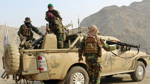 Солдаты талибов загружают ракетную установку в транспортное средство после перестрелок между пакистанскими и афганскими силами, недалеко от границы с Торкхэмом в Афганистане - Sputnik Южная Осетия