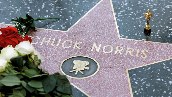 Звезда актера Чака Норриса на Голливудской аллее славы в Лос-Анджелесе после его смерти - Sputnik Южная Осетия