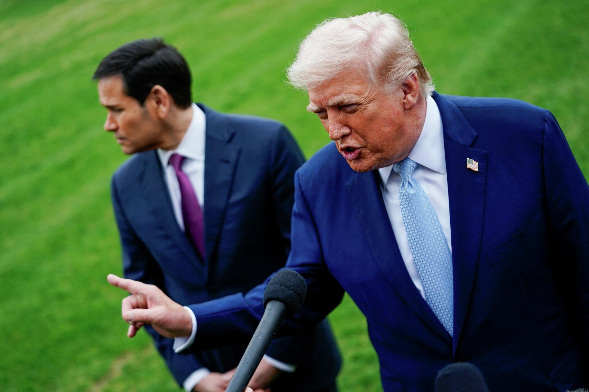 США Президент Дональд Трамп выступает перед СМИ - Sputnik Южная Осетия, 1920, 22.03.2026