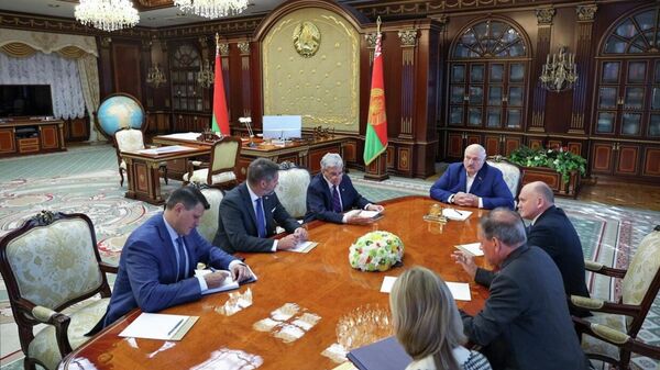 Президент Белоруссии Александр Лукашенко во время встречи с представителем президента США Джоном Коулом в Минске. Архивное фото  - Sputnik Южная Осетия