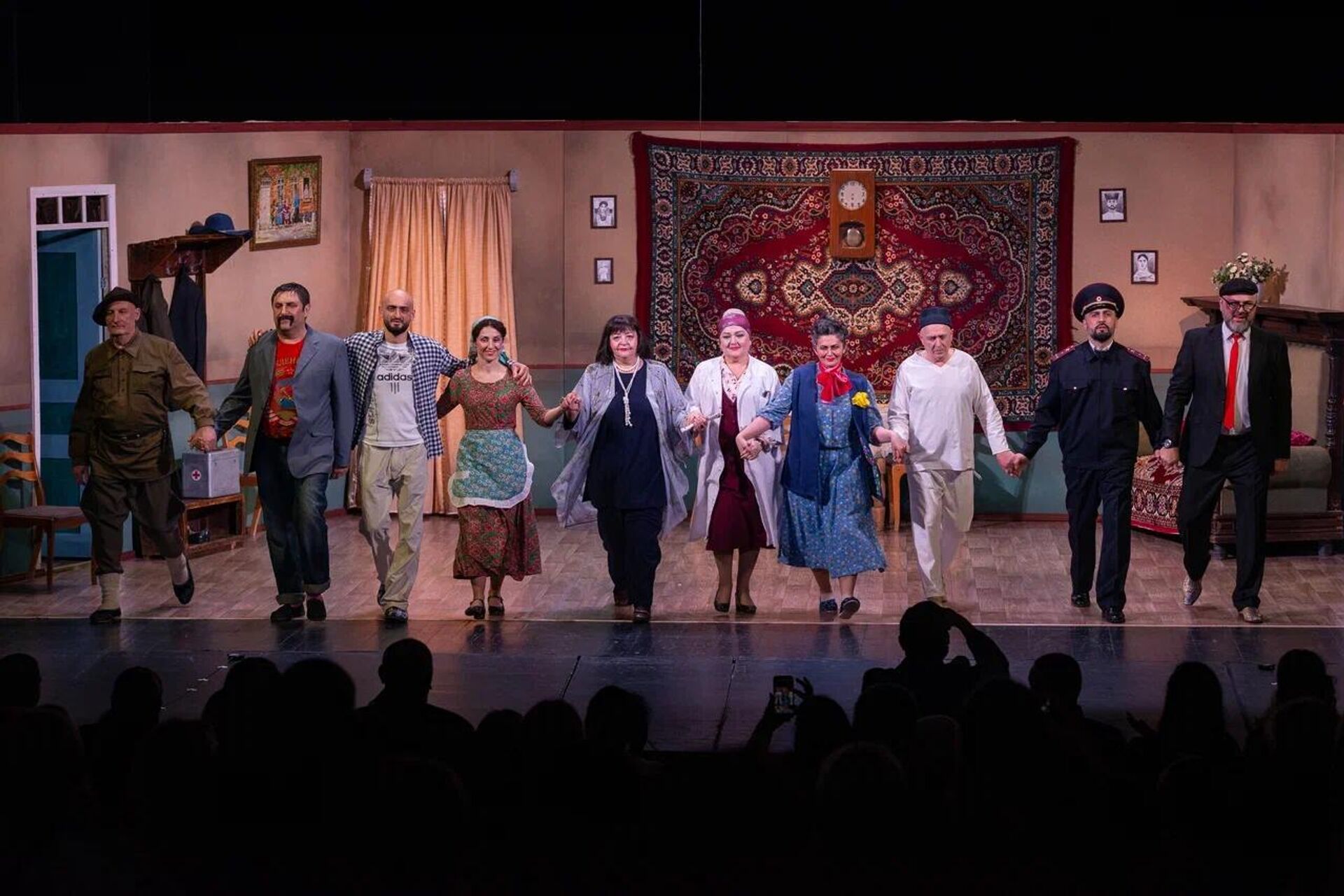 Спектакль Темерлана Дзудцова За закрытой дверью на сцене Ирон театра - Sputnik Южная Осетия, 1920, 24.03.2026