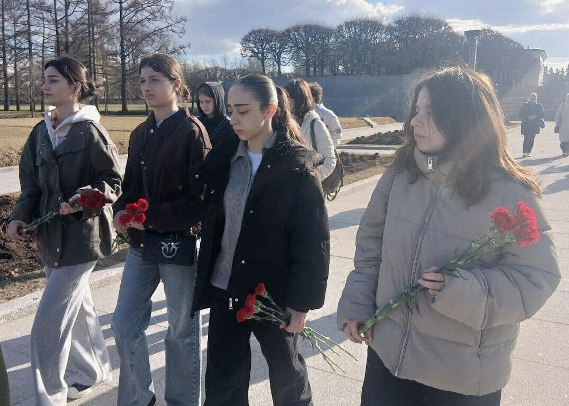 Возложение цветов к мемориалу на Пискаревском кладбище - Sputnik Южная Осетия, 1920, 25.03.2026