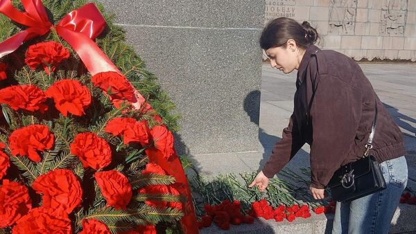 Возложение цветов к мемориалу на Пискаревском кладбище - Sputnik Южная Осетия