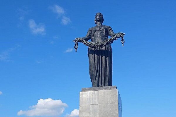 Участники IХ Просветительской программы для молодых соотечественников Читаем Блокадную книгу из Южной Осетии возложили цветы к мемориалу на Пискаревском кладбище - Sputnik Южная Осетия