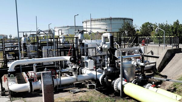 Нефтепровод Дружба между Венгрией и Россией на Дунайском нефтеперерабатывающем заводе венгерской группы MOL - Sputnik Южная Осетия