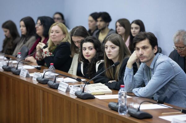 Презентация Антологии мировой поэзии и прозы в переводе на осетинский язык в ЮОГУ - Sputnik Южная Осетия