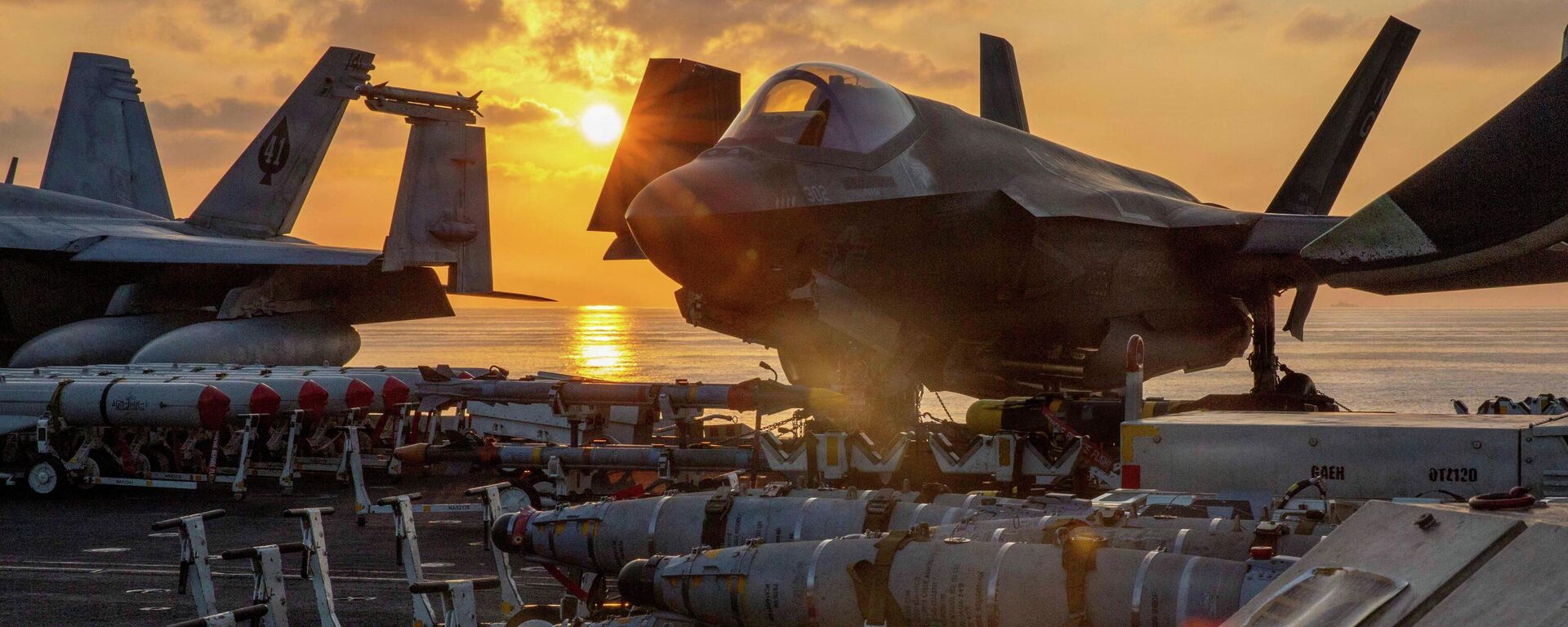 Истребитель F-35C на палубе авианосца Авраам Линкольн в рамках операции Эпическая ярость против Ирана - Sputnik Южная Осетия, 1920, 26.03.2026